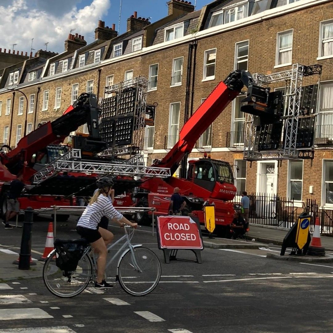 Manitou gebruikt voor het optillen van een groen scherm op een filmset